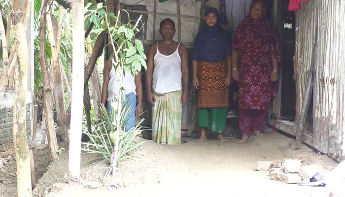 ভোলায় ঘরের বারান্দায় মায়ের কবর, এলাকায় তোলপাড়