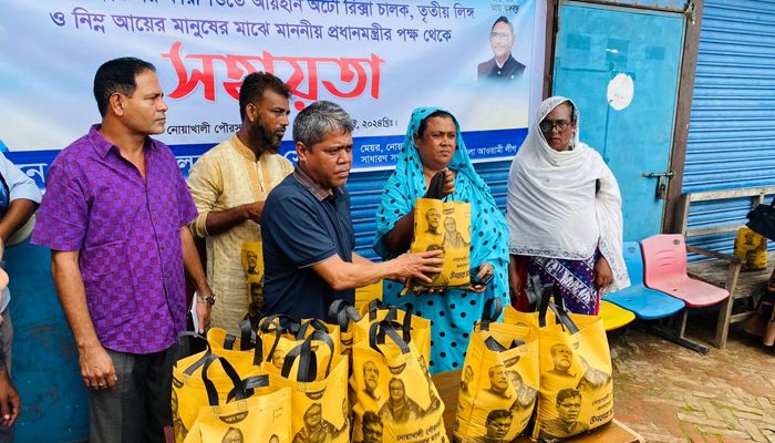 বুধবারে জেলা আওয়ামী লীগের সাধারণ সম্পাদক ও নোয়াখালী পৌরসভার মেয়র সহিদ উল্যাহ খান সোহেল অটোচালক, তৃতীয় লিঙ্গ ও নিম্নআয়ের মানুষদের মধ্যে প্রধানমন্ত্রীর উপহারসামগ্রী তুলে দেন। প্রবা ফটো