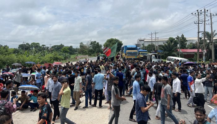 ঢাকা-চট্টগ্রাম মহাসড়কে যান চলাচল আটকে দিয়ে কুমিল্লা বিশ্ববিদ্যালয় শিক্ষার্থীদের অবস্থান। প্রবা ফটো