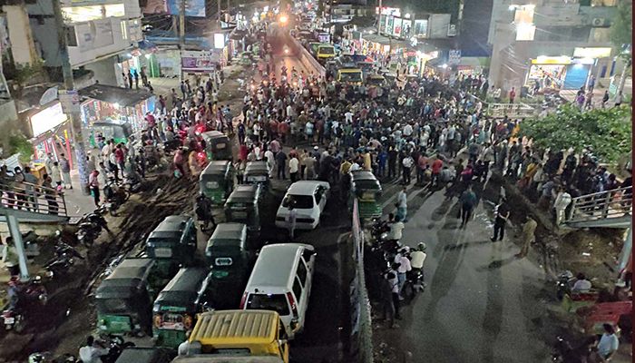 শিক্ষার্থীদের ওপর পুলিশের হামলার প্রতিবাদে চট্টগ্রাম-রাঙামাটি মহাসড়ক অবরোধ