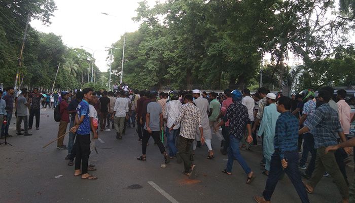 আন্দোলনকারীদের ওপর হামলা, ছাত্রীসহ আহত শতাধিক