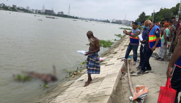 বুড়িগঙ্গায় ভাসছিল অর্ধগলিত মরদেহ