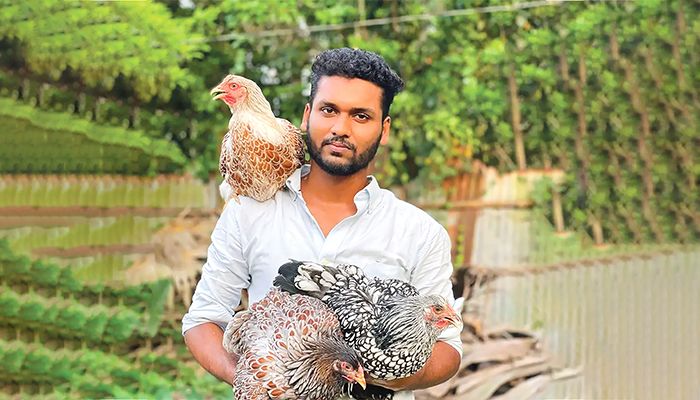 বিদেশি মুরগিতে স্বাবলম্বী অনার্স পড়ুয়া শুভ