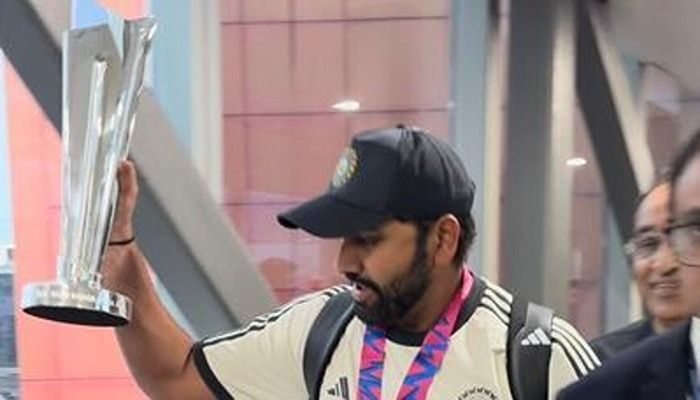 বিশ্বকাপ ট্রফি নিয়ে দেশে ফিরলেন রোহিত-কোহলিরা 