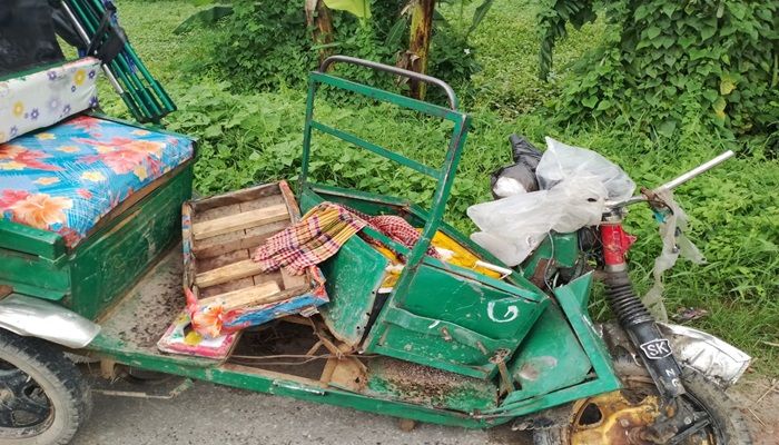 নোয়াখালীতে কাভার্ড ভ্যান চাপায় গর্ভবতী বোনসহ ভাইয়ের মৃত্যু