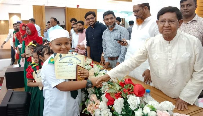 শনিবার দুপুরে হাছিনা গাজী পৌর অডিটোরিয়ামে এক কৃতী শিক্ষার্থীর হাতে সনদ ও ক্রেস্ট তুলে দিচ্ছেন সংসদ সদস্য গোলাম দস্তগীর গাজী (বীরপ্রতীক)। প্রবা ফটো