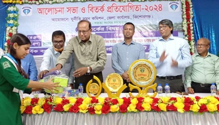 প্রতিযোগিতা শেষে বিজয়ীতের হাতে পুরস্কার তুলে দেওয়া হয়। প্রবা ফটো