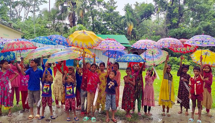 মঠবাড়িয়ায় জেলেপল্লীর শিক্ষার্থীরা পেল রঙিন ছাতা