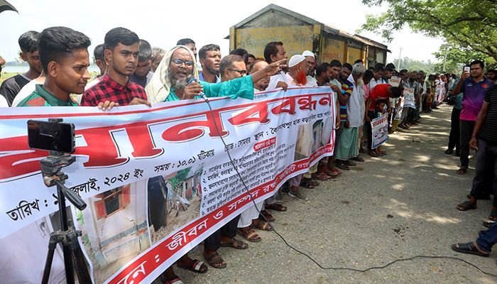 ফুলবাড়ীর বড়পুকুরিয়া কয়লাখনি এলাকায় ক্ষতিপূরণের দাবিতে মানববন্ধন। সোমবার বড়পুকুরিয়া বাজারে। প্রবা ফটো