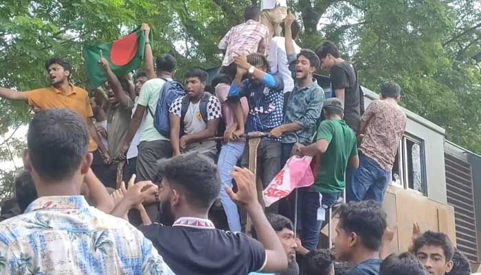 কোটা আন্দোলনকারী-ছাত্রলীগের ধাওয়া পাল্টা ধাওয়া, আহত ১০