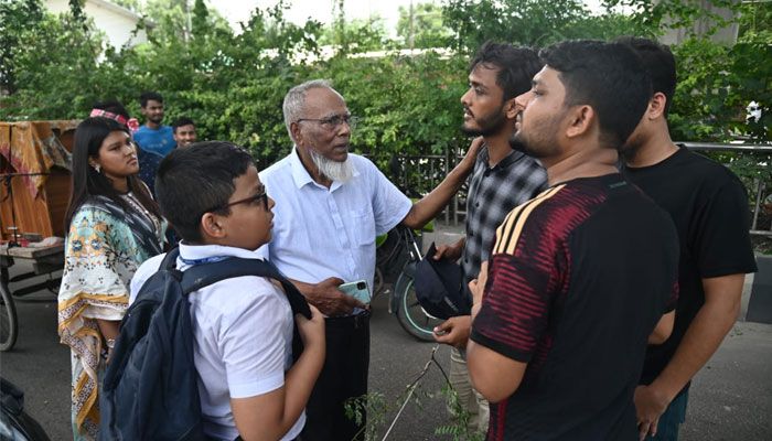 আগারগাঁও সিগন্যাল অবরুদ্ধ করে রেখেছে শিক্ষার্থীরা