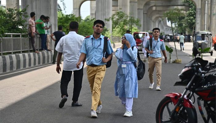 আগারগাঁও সিগন্যাল অবরুদ্ধ করে রেখেছে শিক্ষার্থীরা