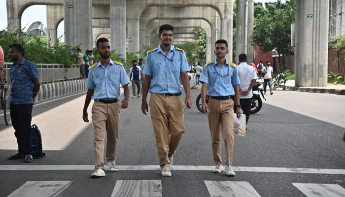 আগারগাঁও সিগন্যাল অবরুদ্ধ করে রেখেছে শিক্ষার্থীরা