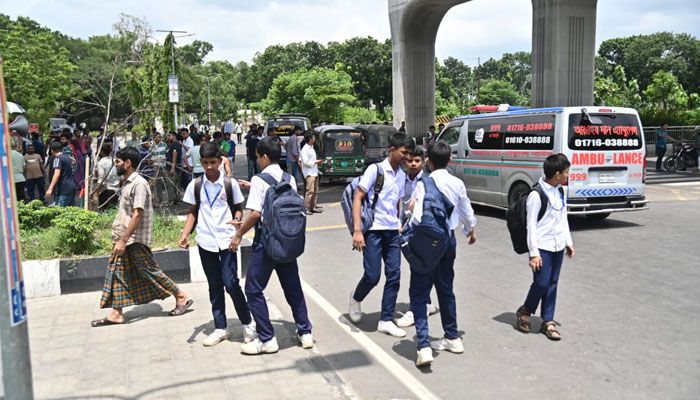 আগারগাঁও সিগন্যাল অবরুদ্ধ করে রেখেছে শিক্ষার্থীরা