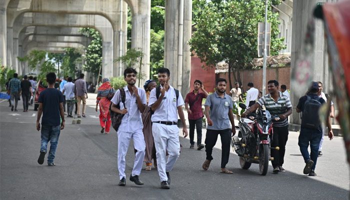 আগারগাঁও সিগন্যাল অবরুদ্ধ করে রেখেছে শিক্ষার্থীরা
