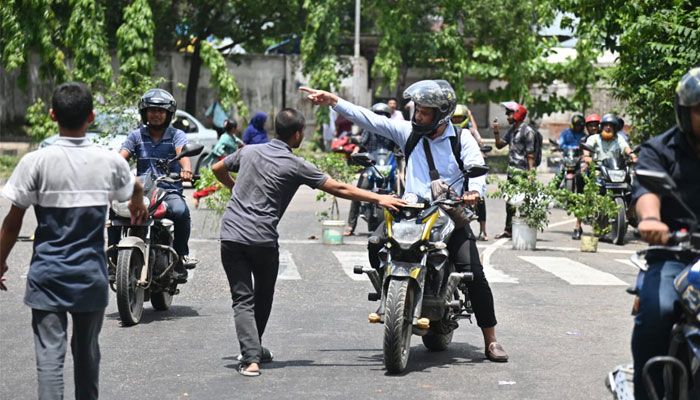 আগারগাঁও সিগন্যাল অবরুদ্ধ করে রেখেছে শিক্ষার্থীরা
