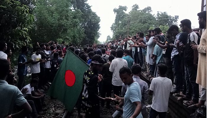 বৃষ্টি-বজ্রপাত উপেক্ষা করে রাবি শিক্ষার্থীদের রেললাইন অবরোধ