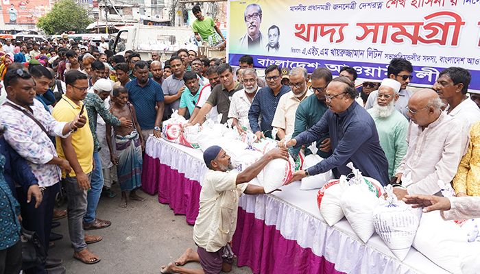 নিম্ন আয়ের মানুষদের খাদ্যসামগ্রী দিলেন মেয়র লিটন 