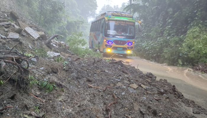খাগড়াছড়িতে টানা বৃষ্টিতে পাহাড়ধস, ৪ ঘণ্টা পর যান চলাচল স্বাভাবিক