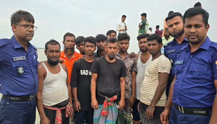 বরিশালের মেঘনায় কার্গোডুবি, ১০ নাবিককে উদ্ধার