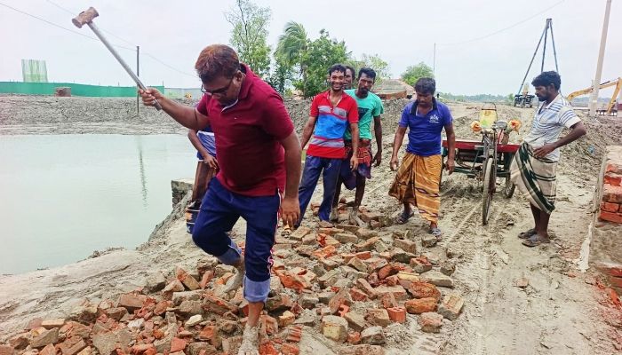 এক যুগ পর রাস্তা সংস্কার করলেন ইউপি চেয়ারম্যান 