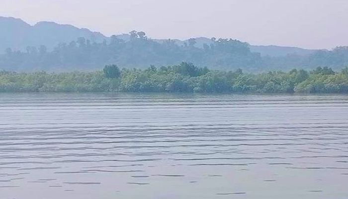 ওপারে রাতভর মুহুর্মুহু গুলি, এপারে আতঙ্ক