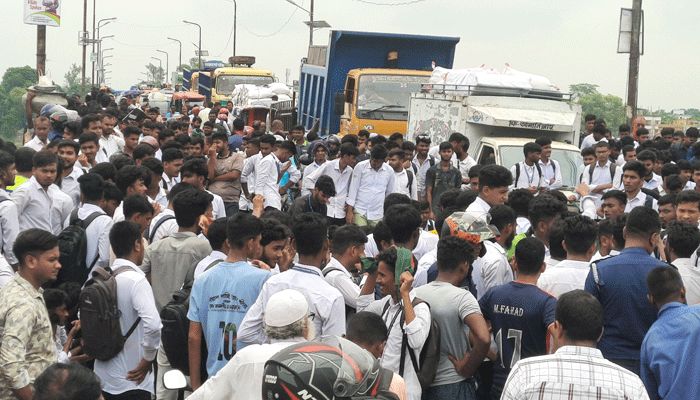 চাঁপাইনবাবগঞ্জে শিক্ষার্থীদের আন্দোলনে যানজট চরমে