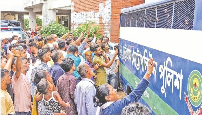 নাশকতার মামলায় গ্রেপ্তার, স্বজনদের ভিড় আদালতে 