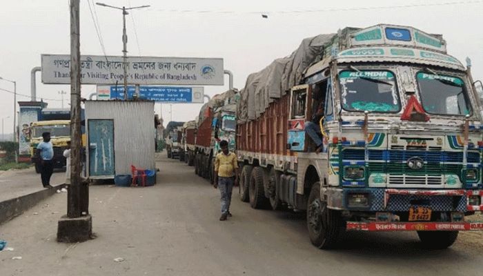 বেনাপোলের ওপারে পণ্যবোঝাই ২ হাজার ট্রাক আটকা, ক্ষতির মুখে আমদানিকারকরা