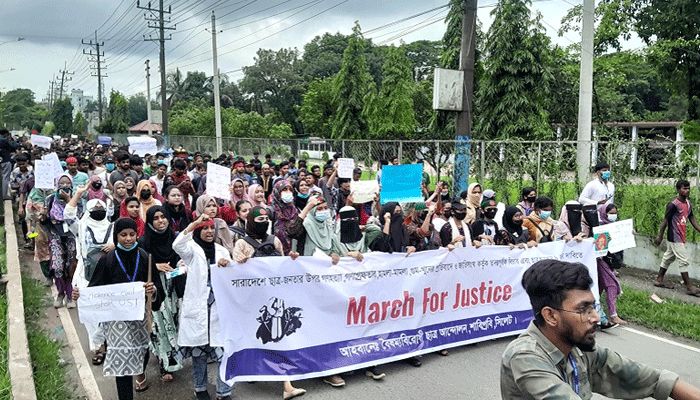 সিলেটে সাউন্ড গ্রেনেড-টিয়ার শেলে ছত্রভঙ্গ বিক্ষোভকারীরা