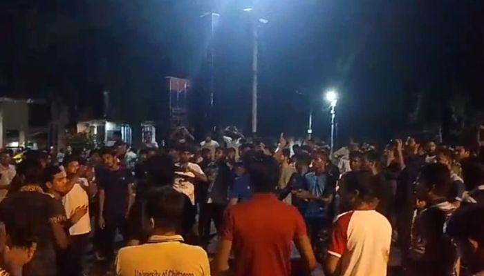 চবিতে কোটা আন্দোলনকারীদের ওপর ছাত্রলীগের হামলা
