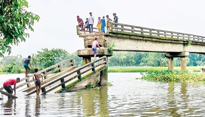 এক সেতু ভেঙে দুর্ভোগে চার ইউনিয়নের মানুষ