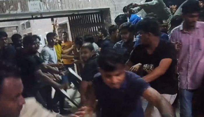 জাবিতে প্রক্টর-প্রভোস্টের উপস্থিতিতে শিক্ষার্থীদের ওপর ছাত্রলীগের ‘হামলা’