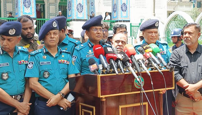 কোটা আন্দোলনকারীদের কঠোর হুঁশিয়ারি দিলেন ডিএমপি কমিশনার