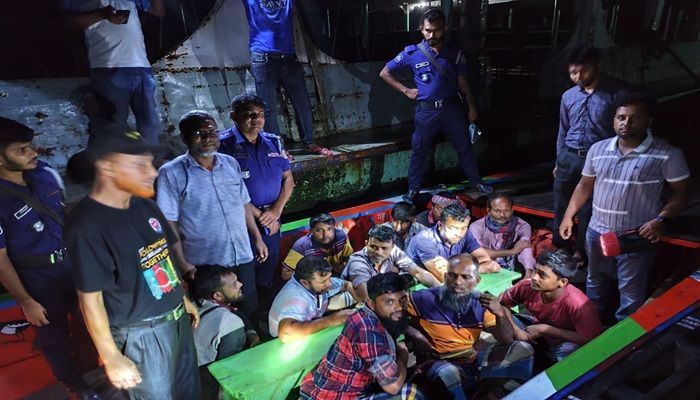 সোমবার রাতে বিপুল পরিমাণ চিংড়ি রেনু পাচারকালে মৎস্য দপ্তর ও পুলিশের অভিযানে    আটক হয় পাচারকারীরা। প্রবা ফটো