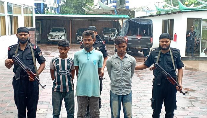 উখিয়ায় আরসার জোন ও কিলিংগ্রুপ কমান্ডারসহ গ্রেপ্তার ৩