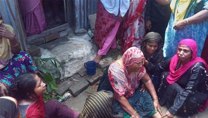 নবীনগরে ঘর থেকে দুই মেয়েসহ স্বামী-স্ত্রীর ঝুলন্ত মরদেহ উদ্ধার