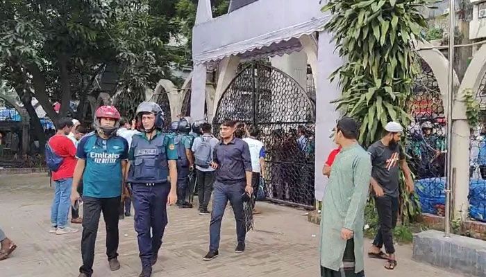 বিএনপির গায়েবানা জানাজা কর্মসূচির পর পুলিশের ধাওয়া, ইট-পাটকেল নিক্ষেপ