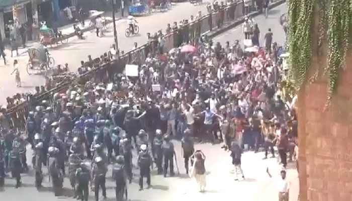 কোটা সংস্কারের দাবিতে ব্র্যাক বিশ্ববিদ্যালয়ের শিক্ষার্থীদের সঙ্গে পুলিশের ধাওয়া পাল্টা ধাওয়া চলছে। প্রবা ফটো