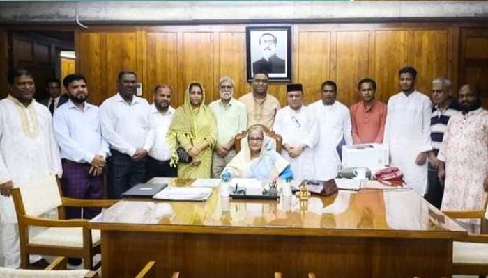 ২৮ জুন প্রধানমন্ত্রী শেখ হাসিনার সঙ্গে সংসদ ভবনে সাক্ষাৎ করেন হুইপ সাইমুম সরওয়ার কমল এমপি, কক্সবাজার পৌরসভার মেয়র মো. মাহাবুবুর রহমান, জেলা পরিষদ চেয়ারম্যান শাহিনুল হক মার্শালসহ অন্যান্যরা। প্রবা ফটো