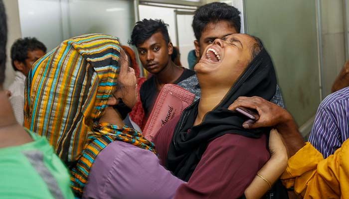 চট্টগ্রামে কোটা সংস্কার আন্দোলনে সংঘর্ষে নিহত শ্রমিক ফারুকের স্ত্রী কান্নায় ভেঙে পড়েন। মঙ্গলবার চট্টগ্রাম মেডিকেলের জরুরি বিভাগ থেকে তোলা। প্রবা ফটো
