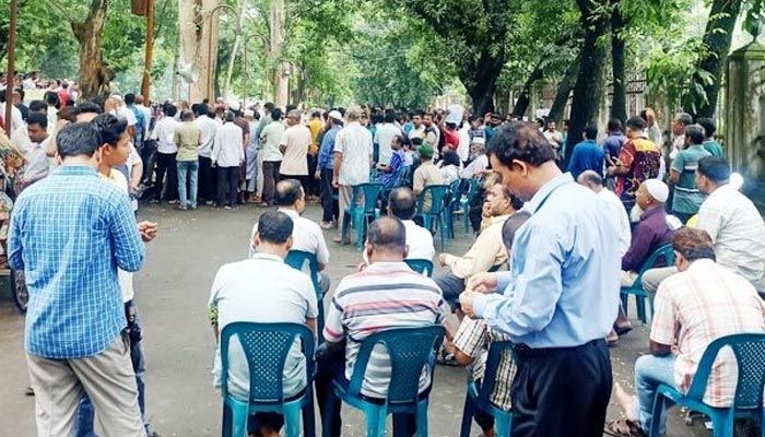 অর্থমন্ত্রীর পদত্যাগ দাবি