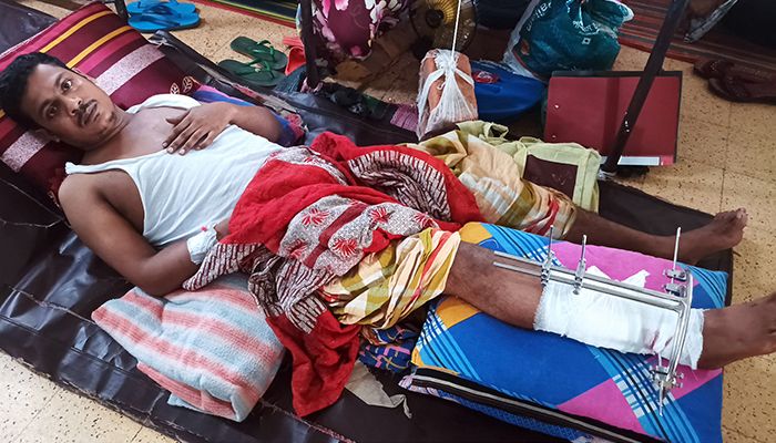বাসায় ফেরার পথে গুলিবিদ্ধ, চিকিৎসা পেতে ছোটাছুটি