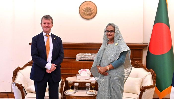 প্রধানমন্ত্রী শেখ হাসিনার সঙ্গে মঙ্গলবার তার কার্যালয়ে বিদায়ি সাক্ষাৎ করেন বাংলাদেশে নিযুক্ত নরওয়ের রাষ্ট্রদূত এসপেন রিকতার ভেনডসেন। ছবি : পিএমও