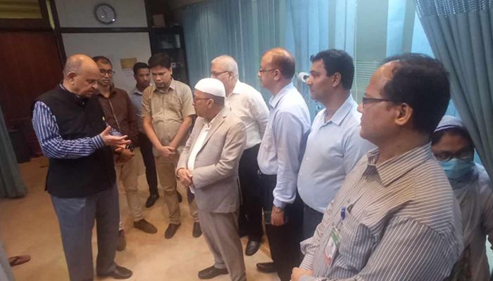হাসপাতালে গিয়ে মন্ত্রী দেখলেন জরুরি বিভাগে চিকিৎসক নেই