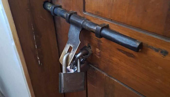 জবির হল প্রভোস্টকে তালা মেরে অবরুদ্ধ করল ছাত্রীরা