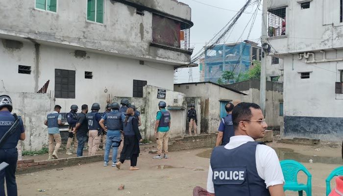 রূপগঞ্জে জঙ্গি আস্তানা সন্দেহে বাড়ি ঘেরাও