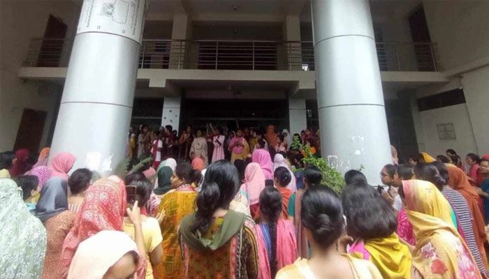 হল না ছাড়ার ঘোষণা জবির সাধারণ ছাত্রীদের