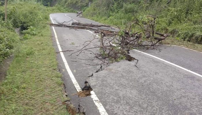 ভারী বর্ষণে খাগড়াছড়ির মহালছড়ি উপজেলার কাটাটিলা এলাকার আঞ্চলিক সড়কটি দেবে গেছে। প্রবা ফটো