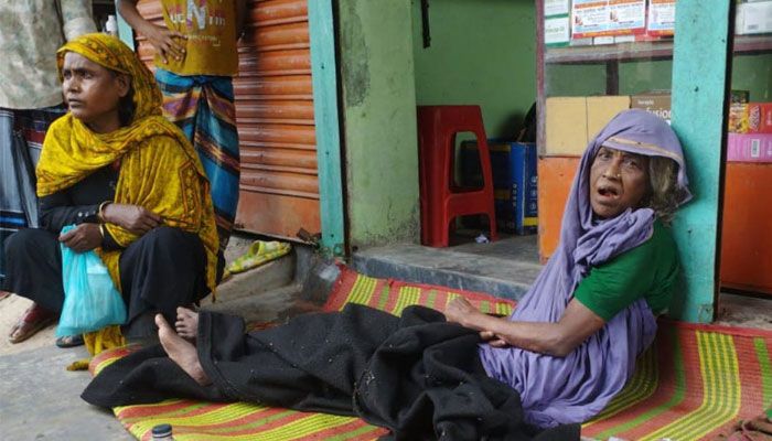 সন্তানরা রাস্তায় ফেলে রেখে গেছে ৭০ বছরের বৃদ্ধা গুলেছা বানুকে। প্রবা ফটো